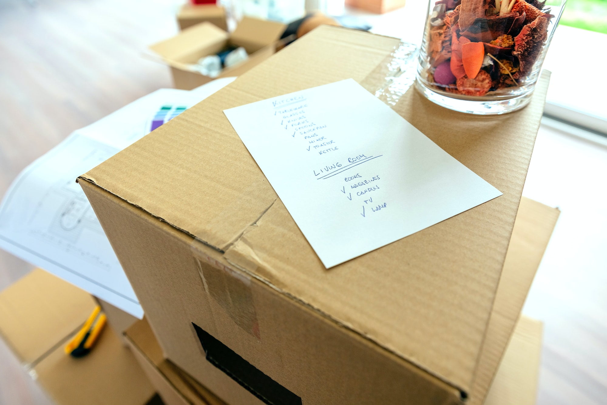 A cardboard box with a note on it sitting in a room.
